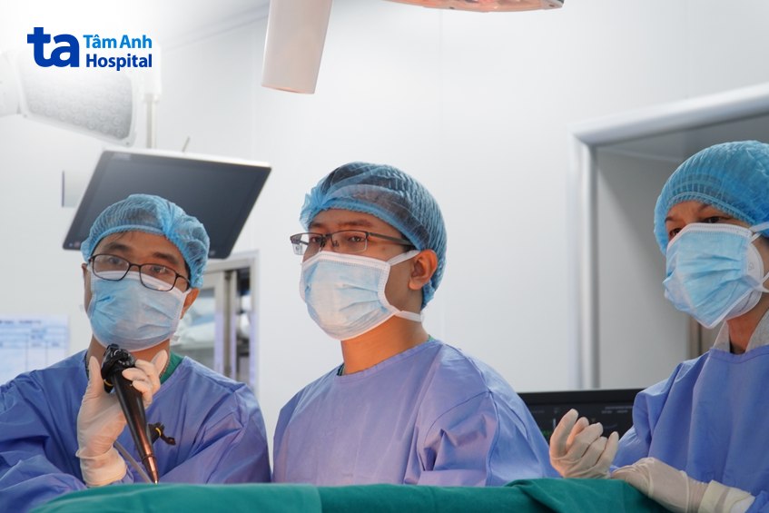 Bác sĩ chọc hút dịch màng phổi để phân biệt dịch thấm và dịch tiết