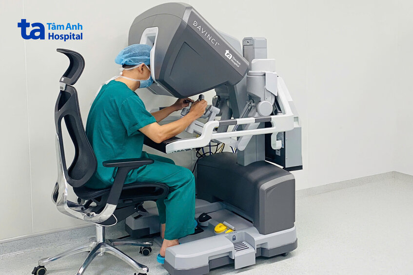 bác sĩ cương điều khiển robot