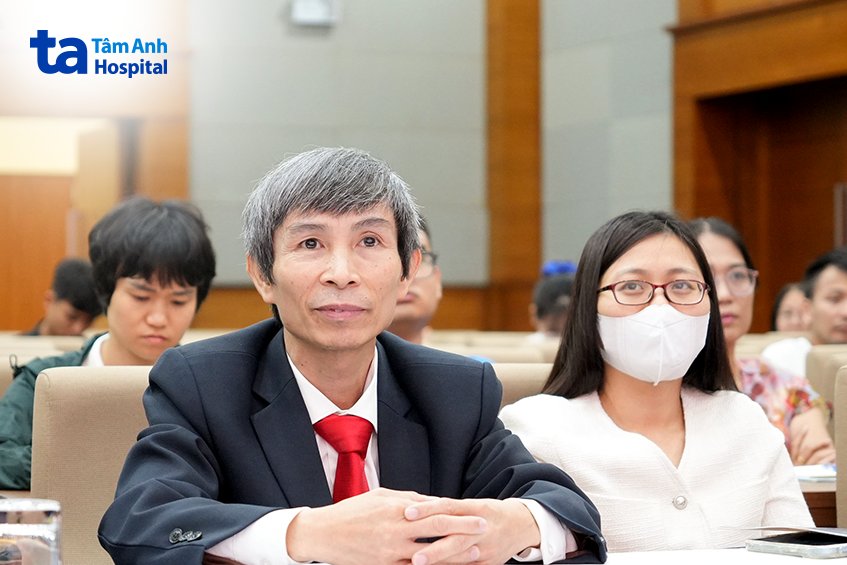 bác sĩ dần tại buổi chia sẻ