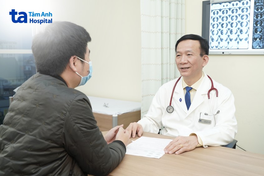 Bác sĩ đang thăm khám và tư vấn cho bệnh nhân