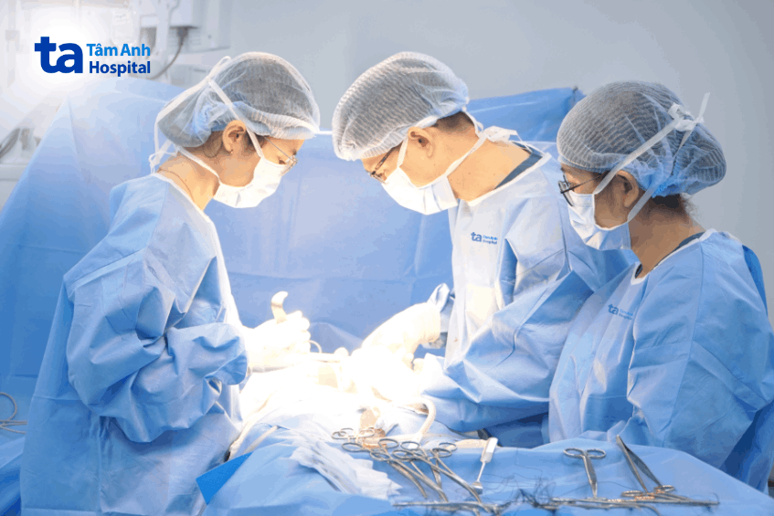 bác sĩ đang tiến hành phẫu thuật cho bệnh nhân