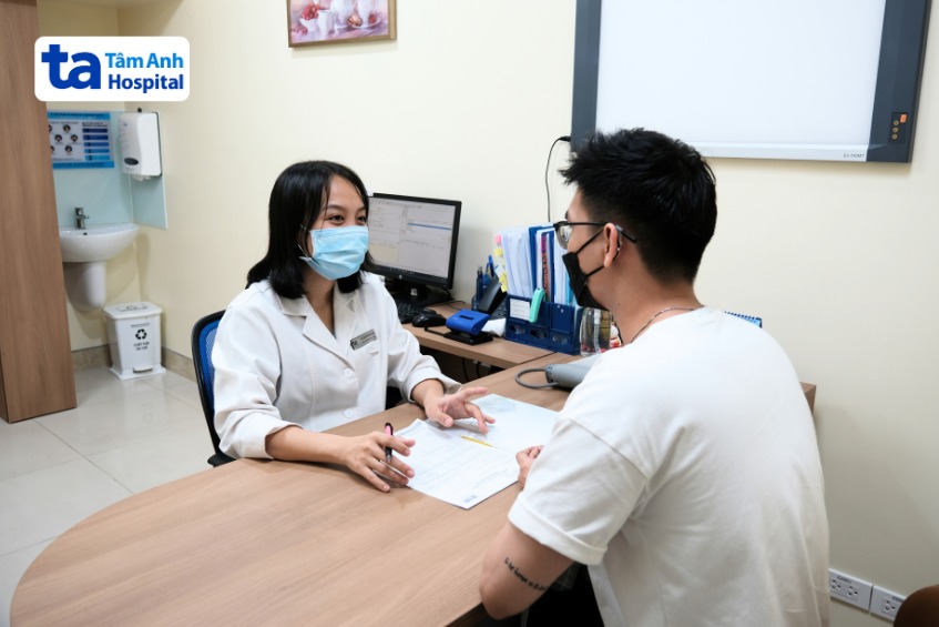 bác sĩ đang tư vấn cho người bệnh