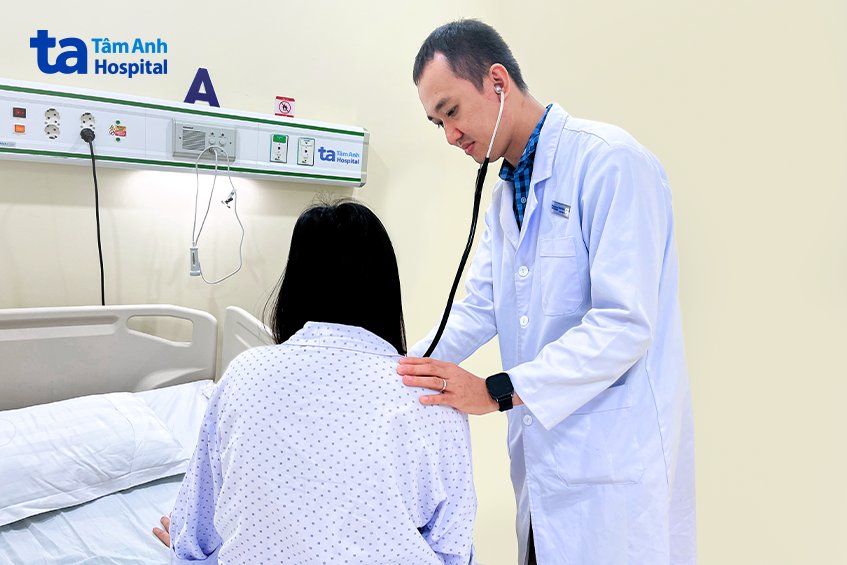 Bác sĩ Danh kiểm tra sức khỏe bệnh nhân sau một tuần điều trị