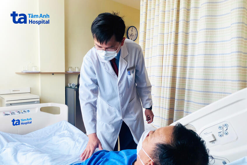 bác sĩ đạt chăm sóc người bệnh