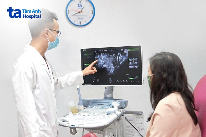 Bác sĩ Đô tư vấn cho một người bệnh