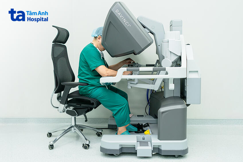 bác sĩ đức điều khiển robot