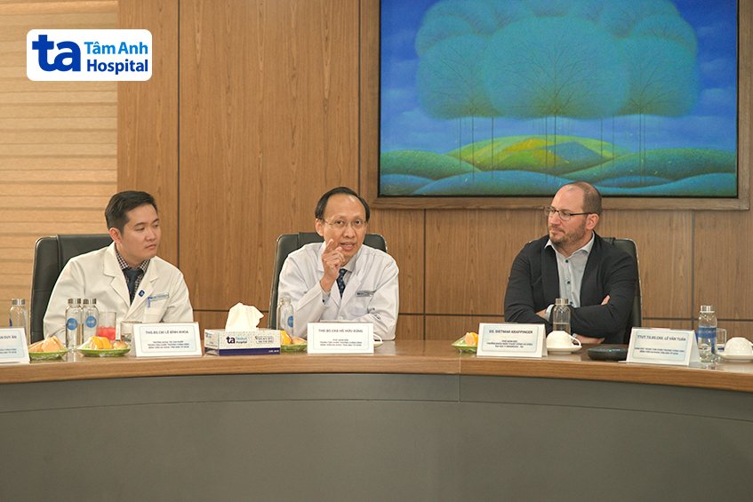 bác sĩ dũng giải đáp thắc mắc cho đại biểu