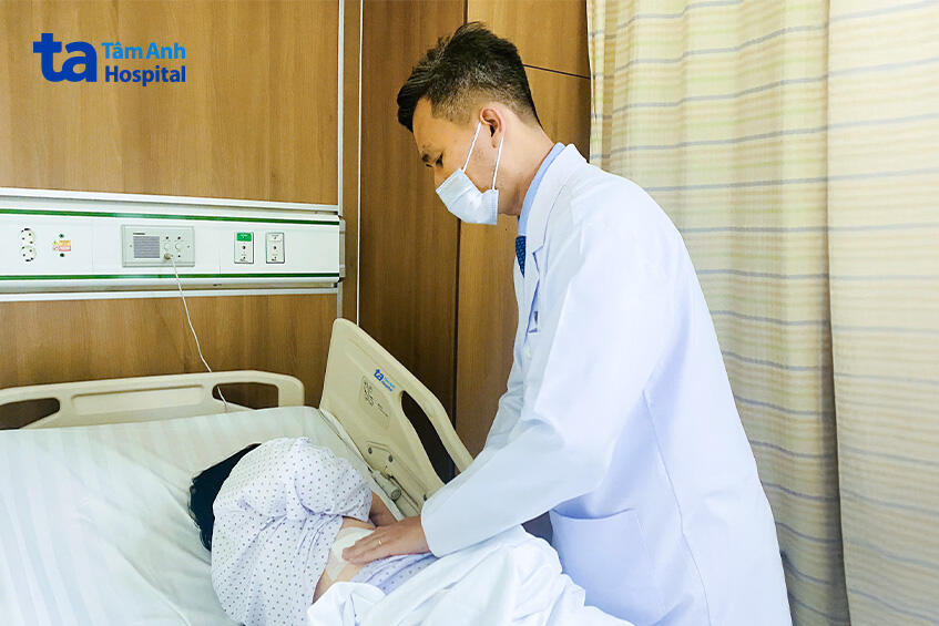 bác sĩ duy kiểm tra vết mổ