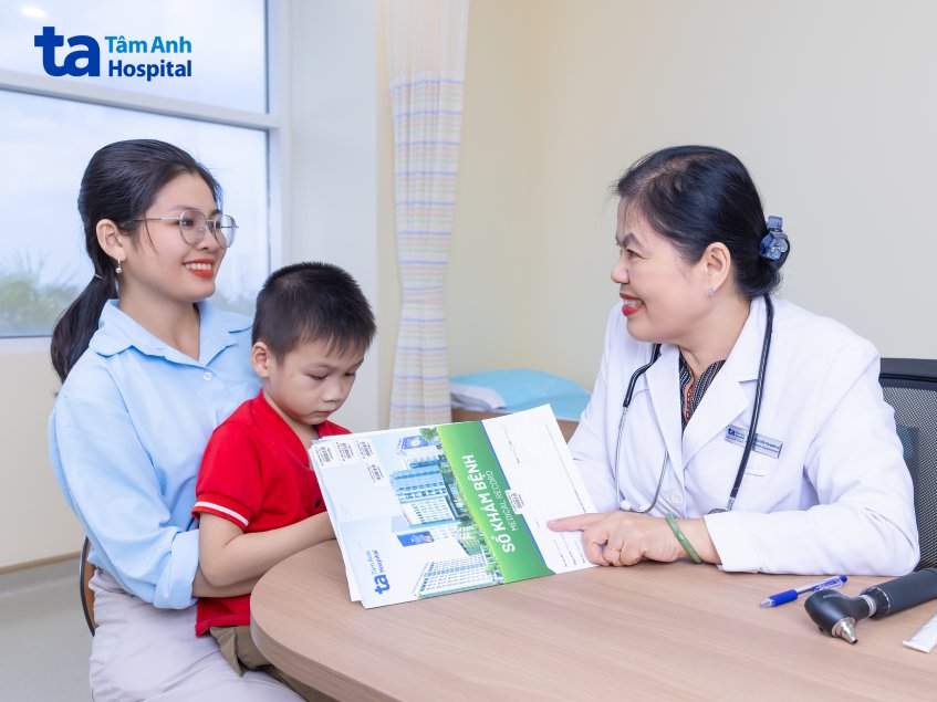 Bác sĩ Hạnh Lê đang tư vấn chăm sóc trẻ