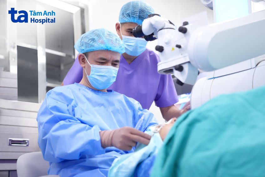 bác sĩ hiệp đang điều trị cho bệnh nhân