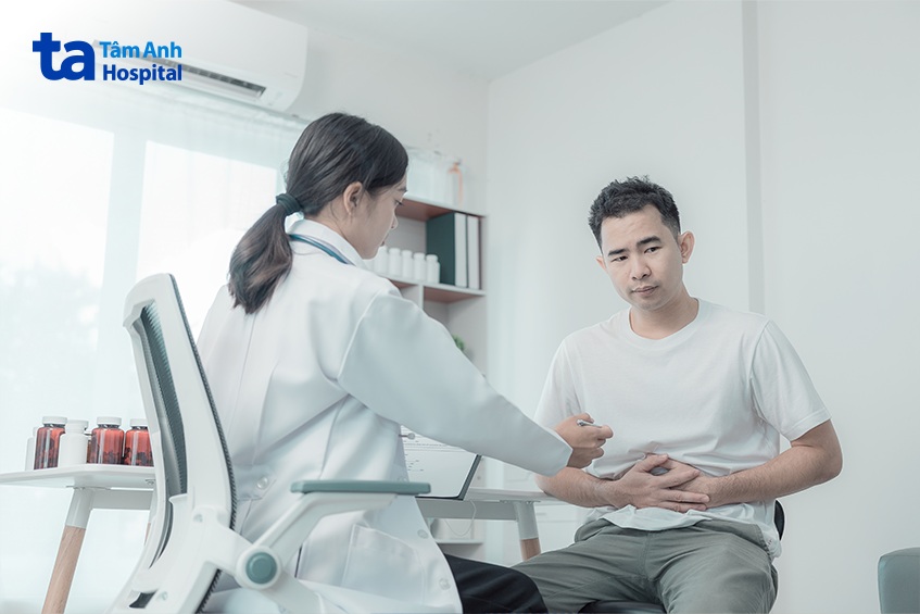 bác sĩ khám lâm sàng và khai thác yếu tố nguy cơ bệnh