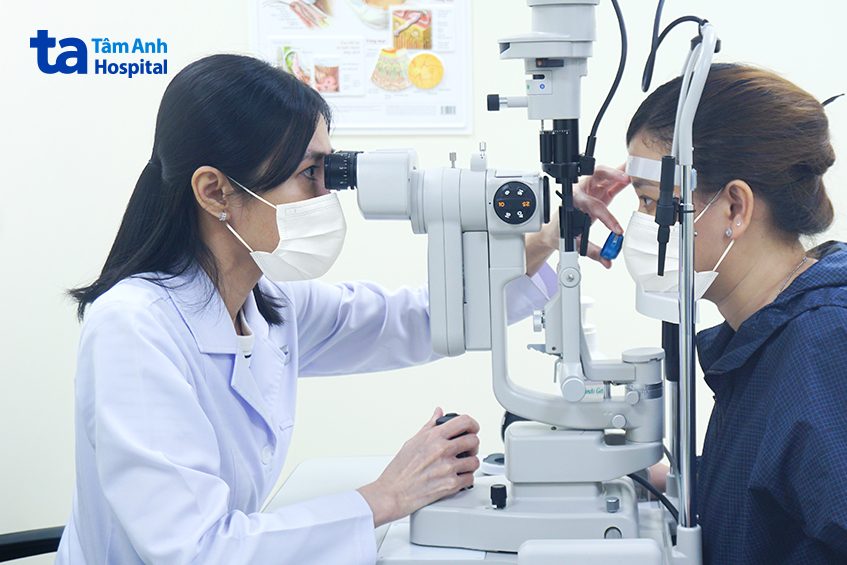 bác sĩ kiểm tra mắt cho chị lan anh