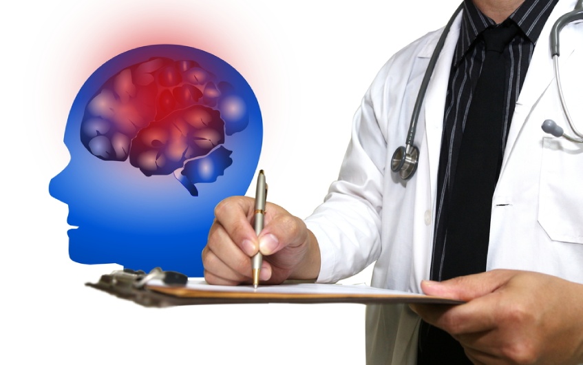 Bác sĩ kiểm tra tình trạng chấn thương