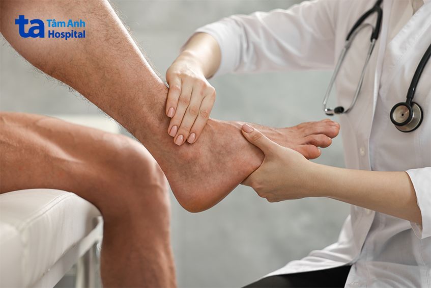 Bác sĩ kiểm tra tình trạng cổ chân
