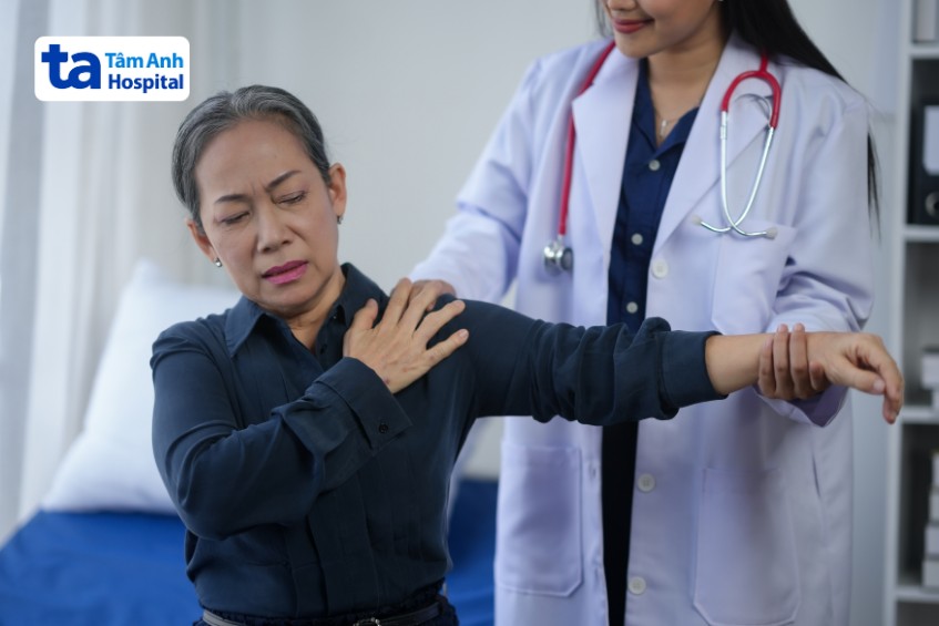 Nguyên Nhân Bị Đau Sau Lưng Bên Trái Dưới Bả Vai Và Các Cách Xử Lý Bác Sĩ Kiểm Tra Tình Trạng Đau Lưng Bên Trái Dưới Bả Vai