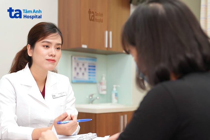 ThS.BS Nguyễn Lệ Thủy tư vấn điều trị vô sinh cho bệnh nhân lớn tuổi.