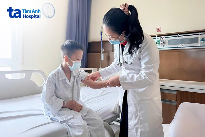 Bác sĩ Linh đang thăm khám cho bé An