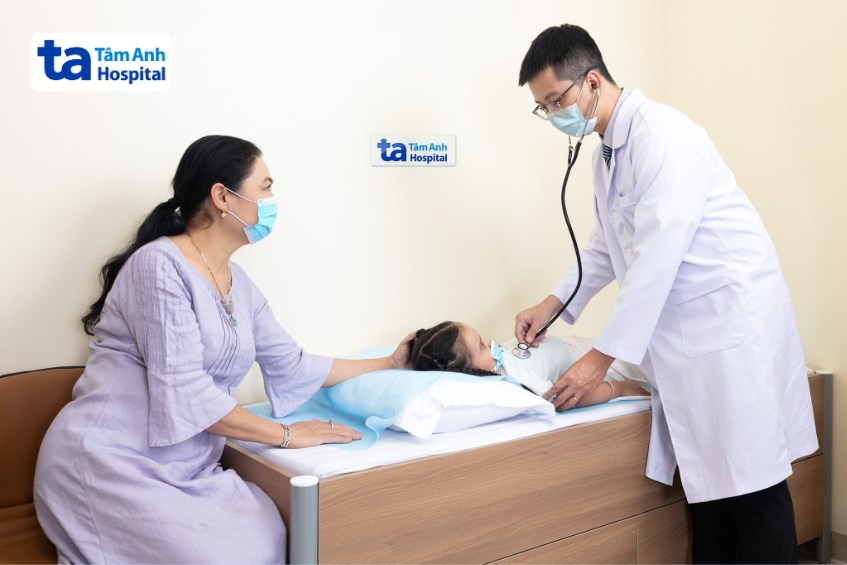 Bác sĩ Lộc khám cho một bệnh nhi