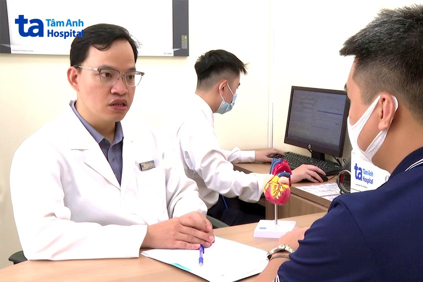 Bác sĩ Long thăm khám và tư vấn cho người bệnh