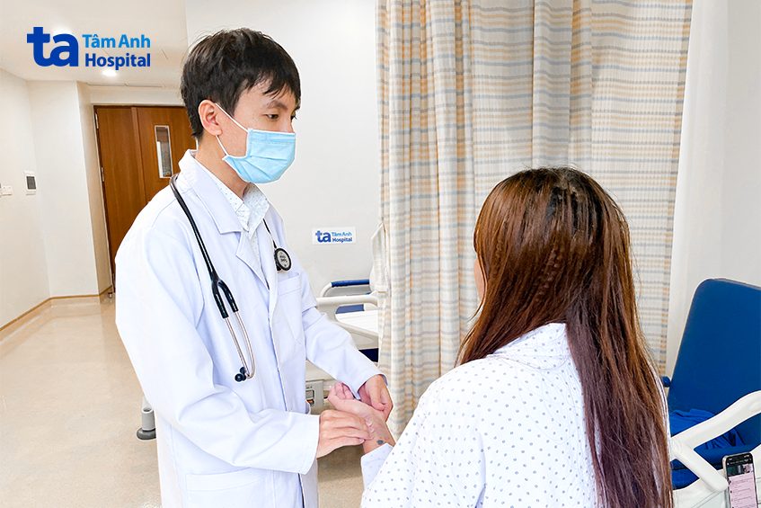 Bác sĩ Luân kiểm tra nhịp tim cho bệnh nhân sau vài ngày điều trị cơn bão giáp