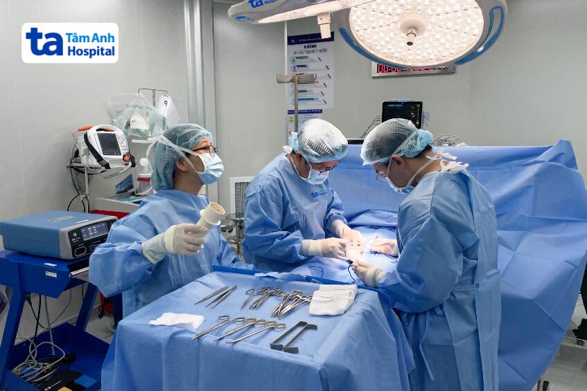 bác sĩ minh phẫu thuật cho người bệnh