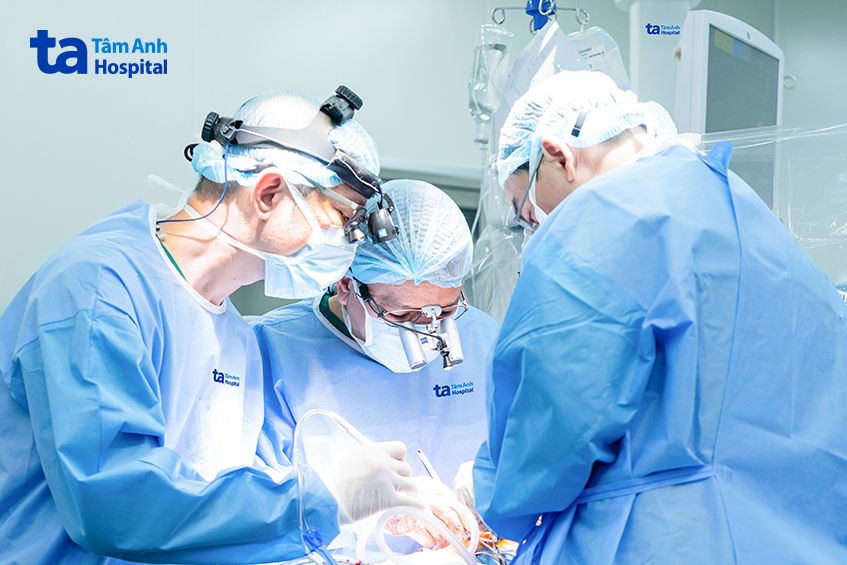 Bác sĩ mổ bắc cầu cứu hệ mạch vành tắc hẹp cho bệnh nhân