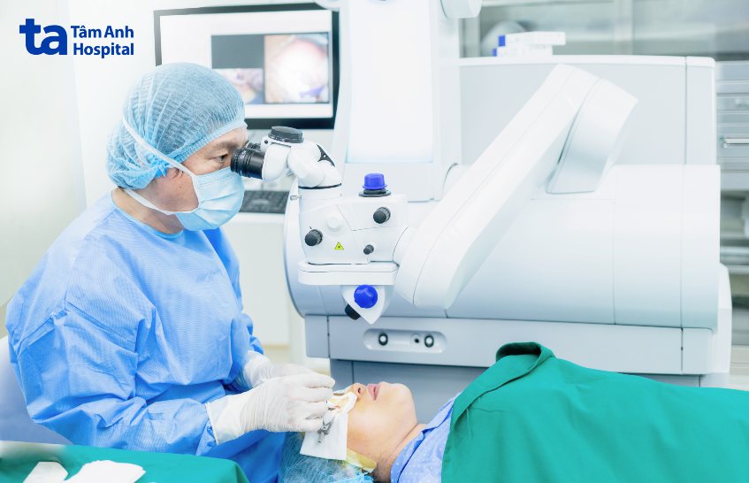 bác sĩ nghĩa phẫu thuật smile pro cho chị uyên