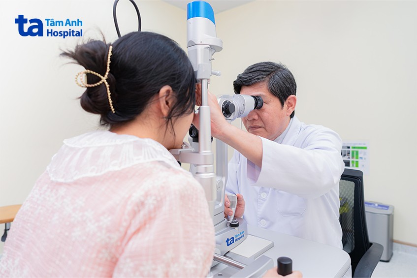 bác sĩ nghĩa soi đáy mắt cho người bệnh