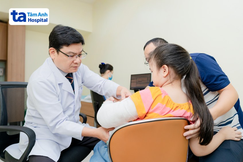 Bác sĩ Nguyễn Đức Tuấn tái khám trẻ bị gãy xương cánh tay