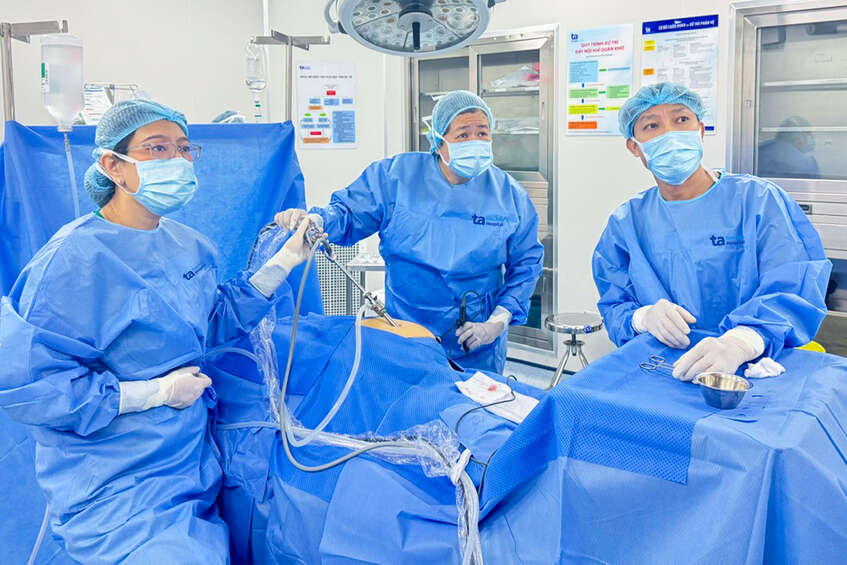 bác sĩ nội soi lấy mẫu sinh thiết