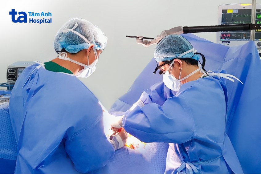 Bác sĩ phẫu thuật cắt một thùy giáp có chứa khối u cho bệnh nhân