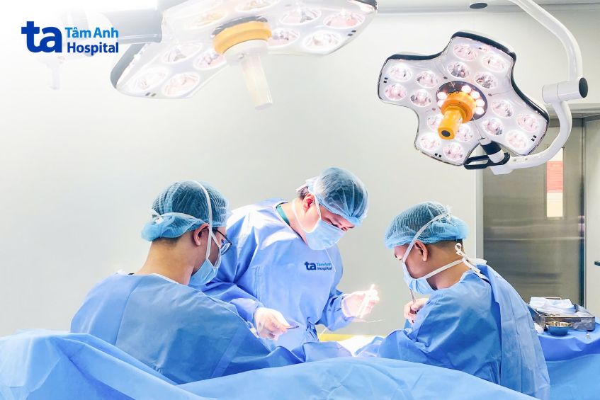 bác sĩ phẫu thuật tái tạo niệu đạo cho anh quang