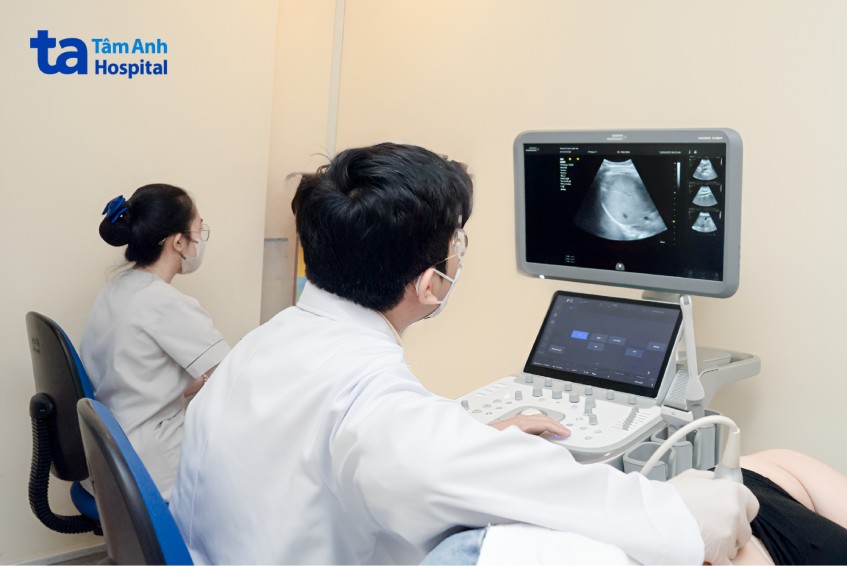 Bác sĩ siêu âm kiểm tra tình trạng gan nhiễm mỡ của chị Vy
