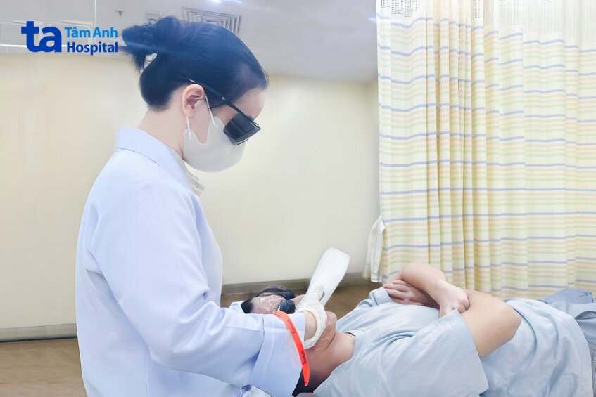 bác sĩ sử dụng công nghệ ánh sáng