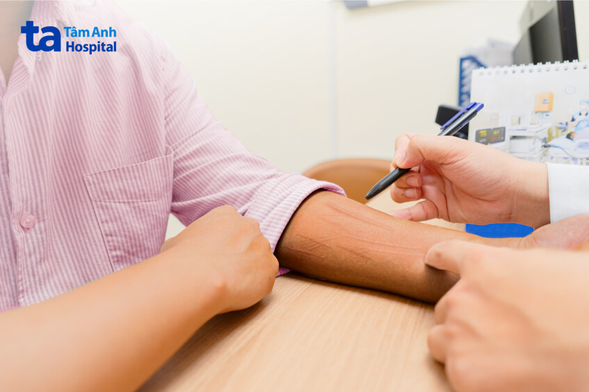 bác sĩ tâm anh thăm khám cho anh hùng