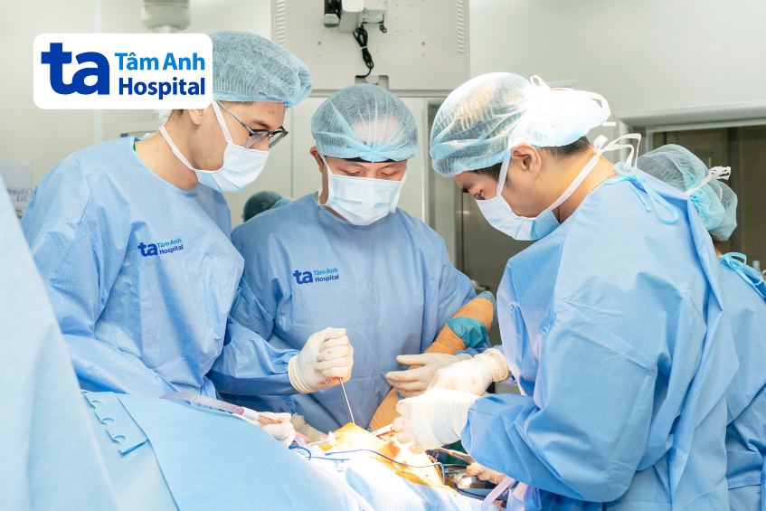 bác sĩ tâm anh trong ca mổ cho bệnh nhi