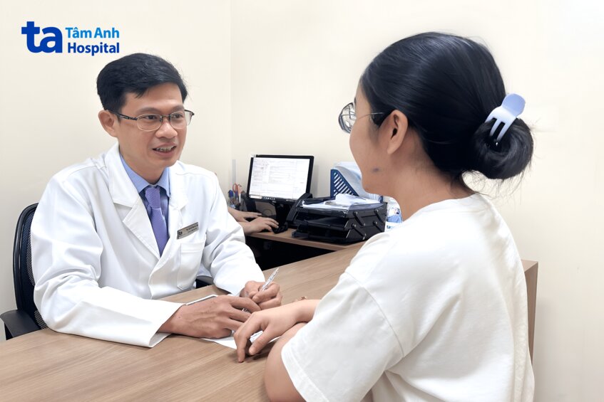 bác sĩ tấn khám cho bệnh nhân