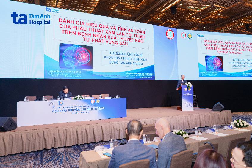 bác sĩ tấn sĩ báo cáo tại hội nghị đột quỵ tphcm