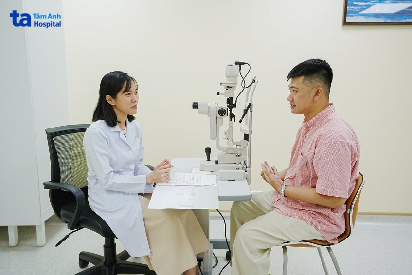 Viễn Thị Có Cần Đeo Kính Không? Khi Nào Cần, Loại Kính Và Lưu Ý Bác Sĩ Tăng Ngọc Anh Đang Khám Cho Khách Hàng