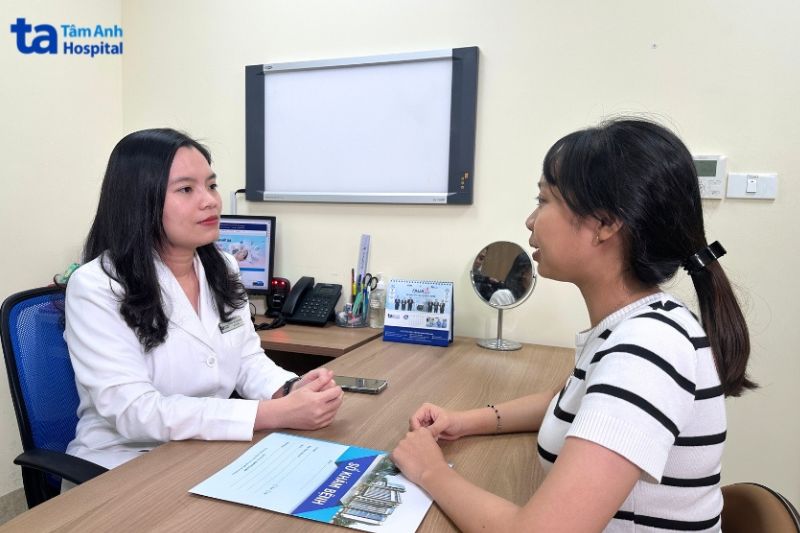 bác sĩ thư đang tư vấn cho khách hàng