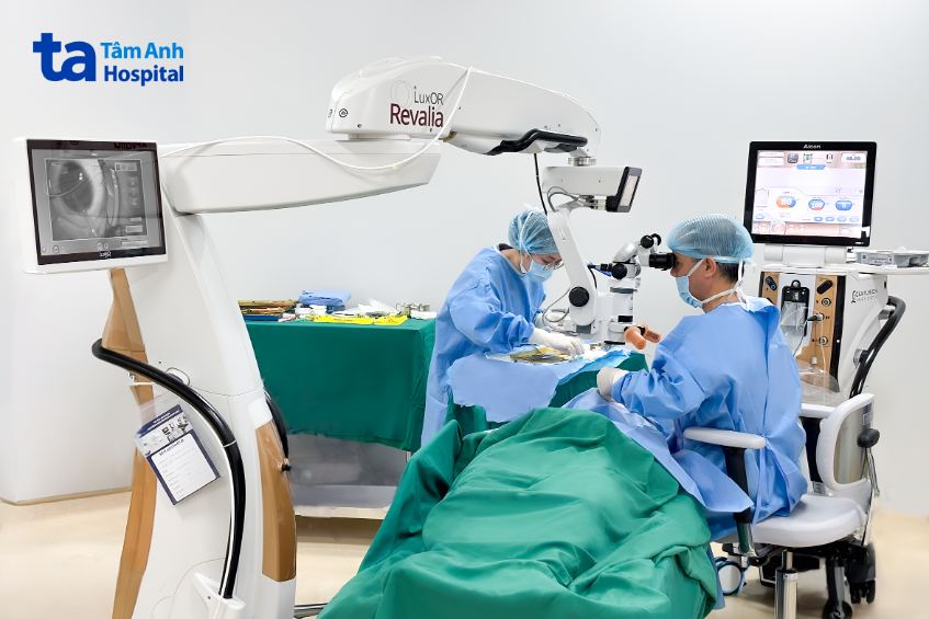 bác sĩ thực hiện ca mổ bằng máy revalia
