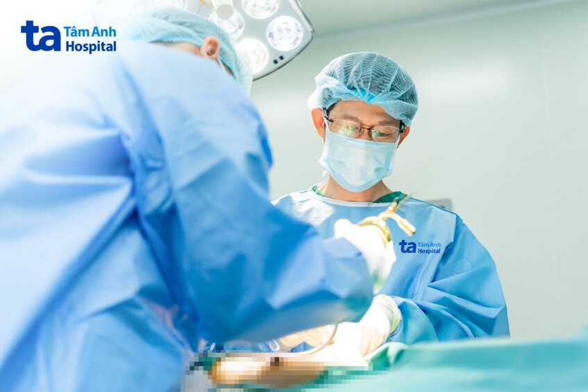 bác sĩ thực hiện ca phẫu thuật