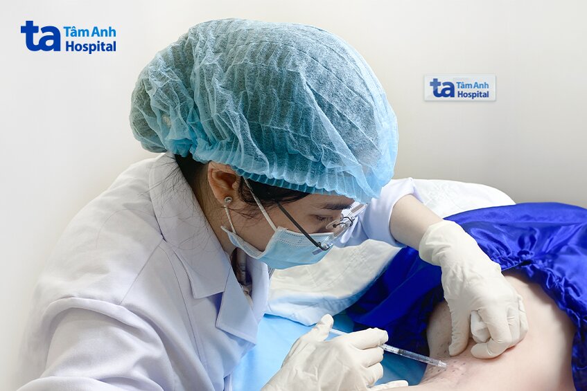 bác sĩ tiêm botox vào nách bệnh nhân