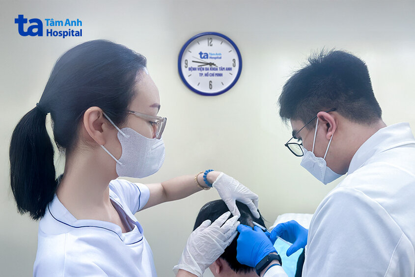 bác sĩ tiêm triamcinolone trị rụng tóc