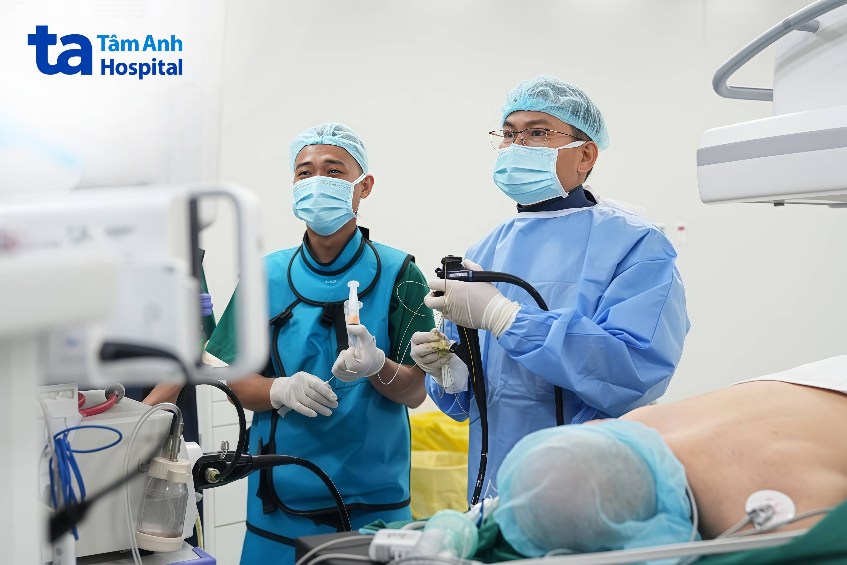 bác sĩ tiêu hóa phẫu thuật nội soi cho người bệnh
