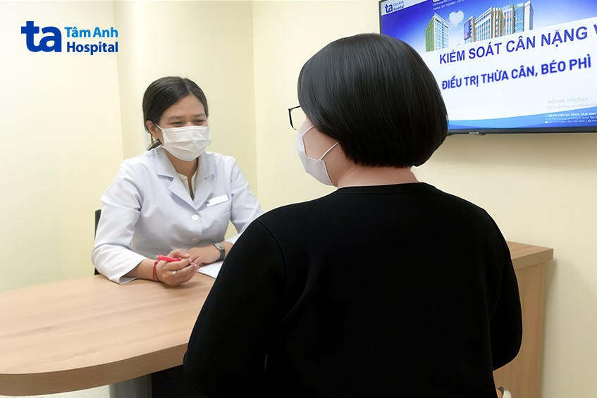 bác sĩ trâm đang tư vấn cho người bệnh