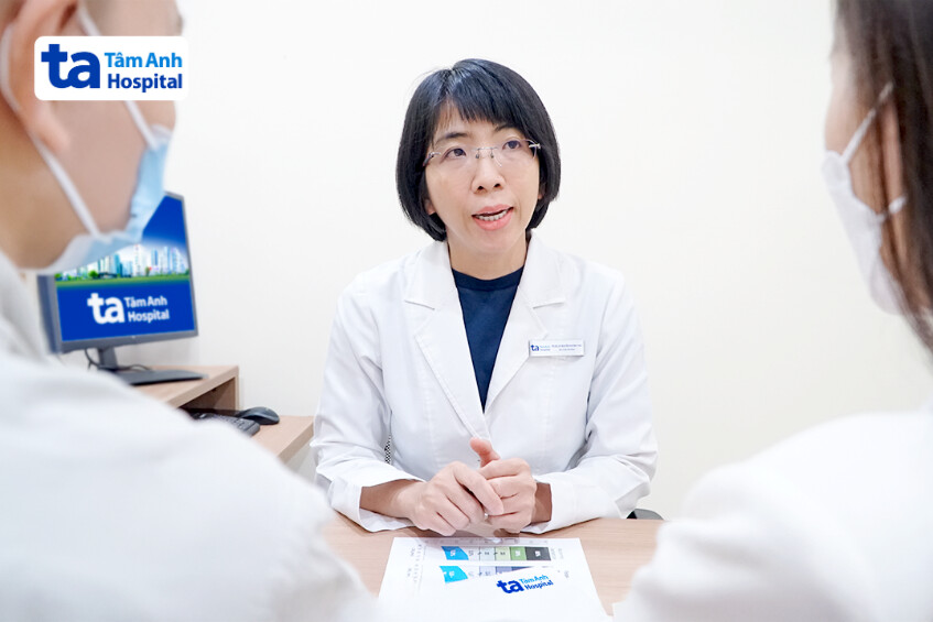 bác sĩ tư vấn cho sản phụ