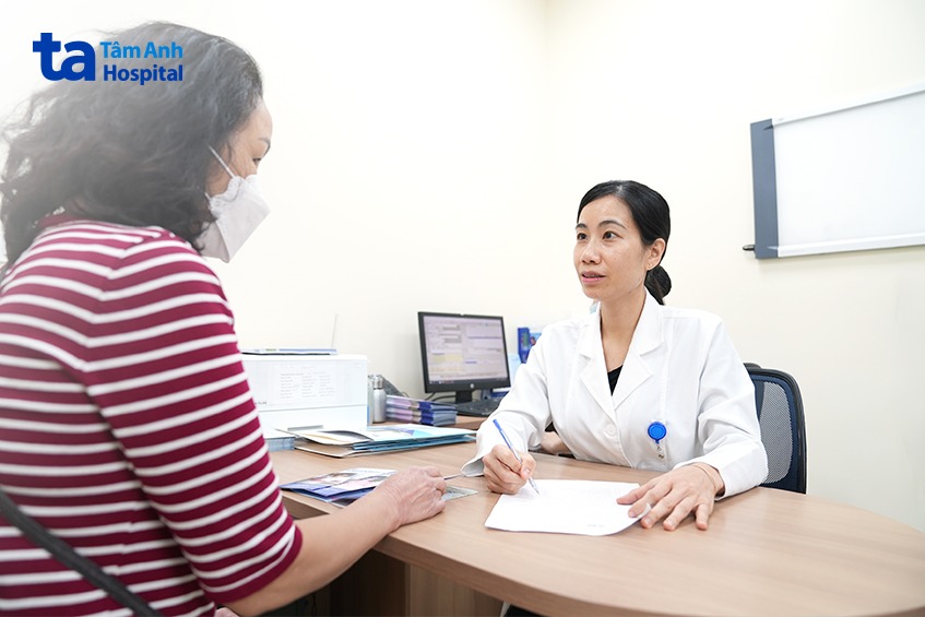 bác sĩ tư vấn thực đơn sau mổ