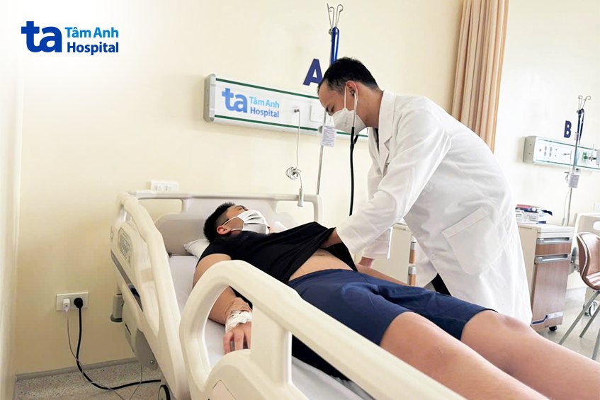 Bác sĩ Tuấn đang khám cho bệnh nhi