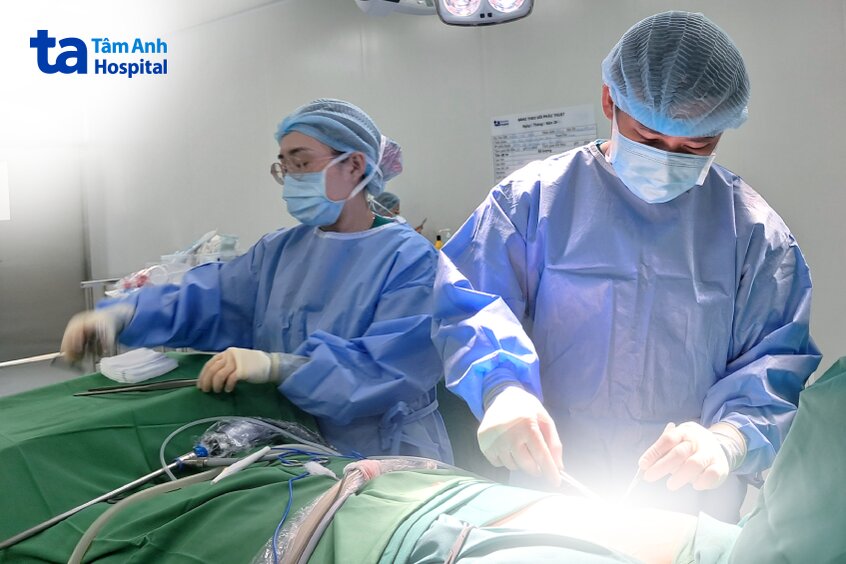 bác sĩ tuấn đang thực hiện ca phẫu thuật